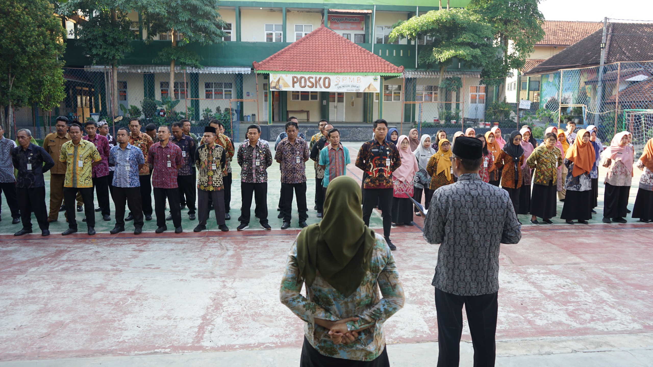Semangat Hari Keluarga Nasional, Guru dan Karyawan SMK Negeri Jenawi Ikuti Apel Pagi Penuh Makna
