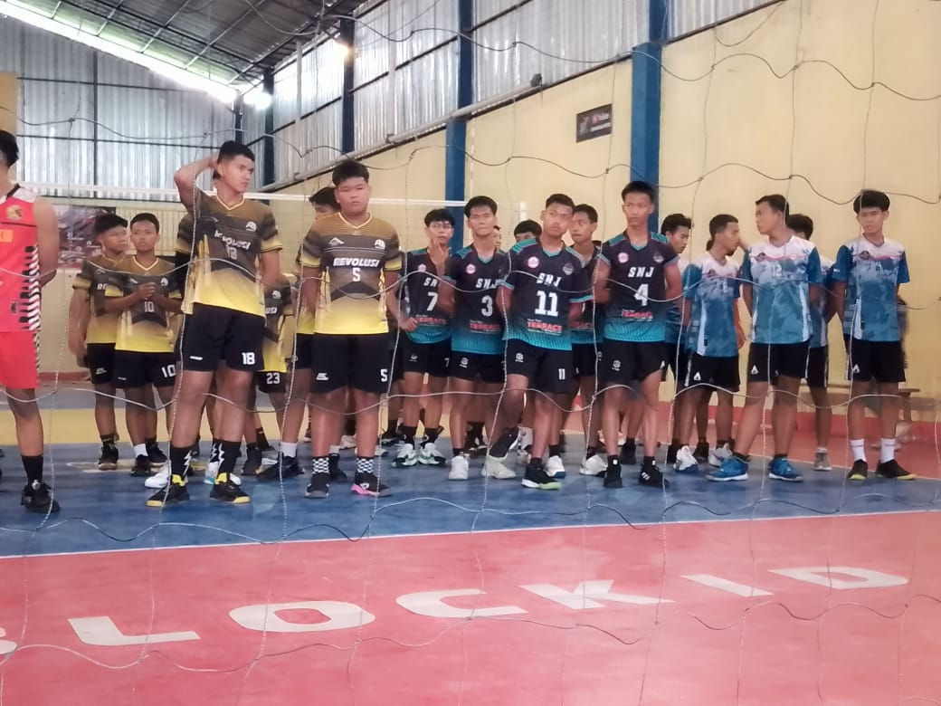 Pendampingan Siswa dalam Turnamen Bola Voli Tingkat SMA/SMK Sederajat Piala Rektor Cup I Universitas Slamet Riyadi Surakarta