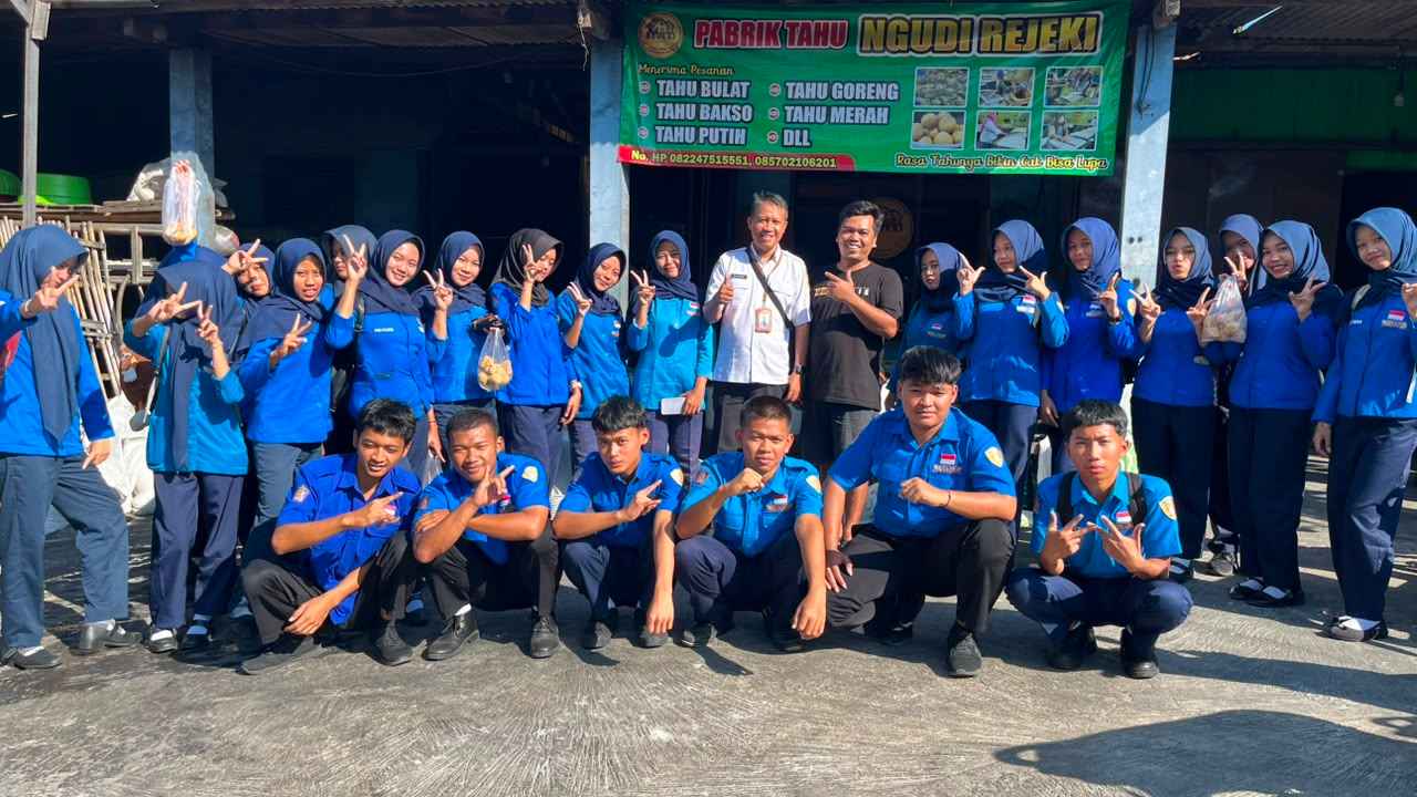 Asah Jiwa Entrepreneur, Siswa XI AKL 4 SMKN Jenawi Turun Tangan Potong dan Kemas Tahu di Kerjo