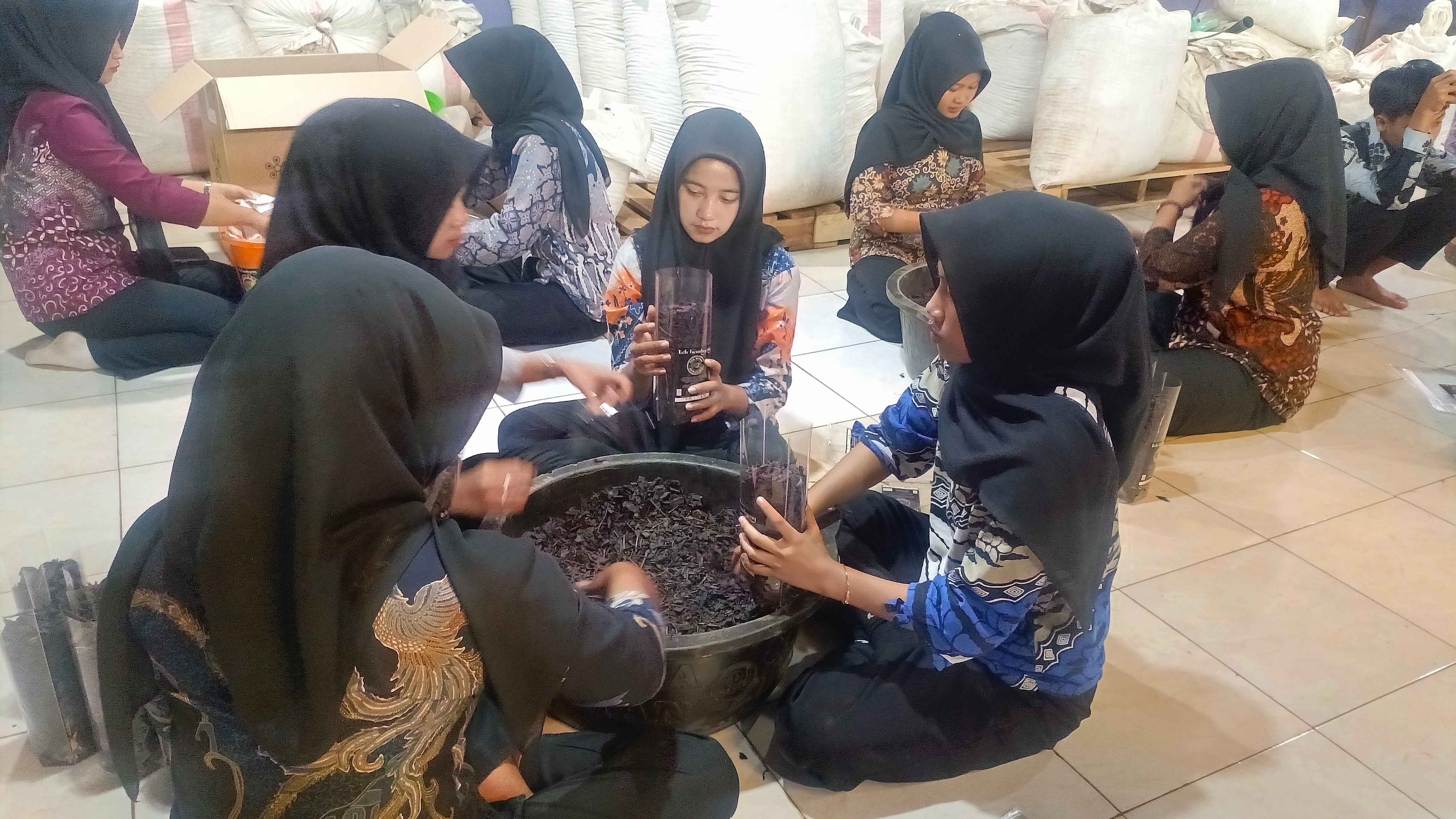 Mengintip Rahasia Bisnis Teh Gambyong: Siswa SMK N Jenawi Belajar Produksi hingga Pemasaran di Kemuning