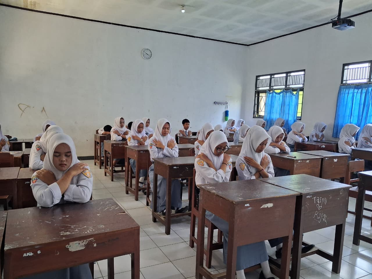 Breaking the Ice, Ready to Shine: Langkah Awal Seru Kelas XI AKL 1 SMKN Jenawi Menyambut Tahun Ajaran Baru