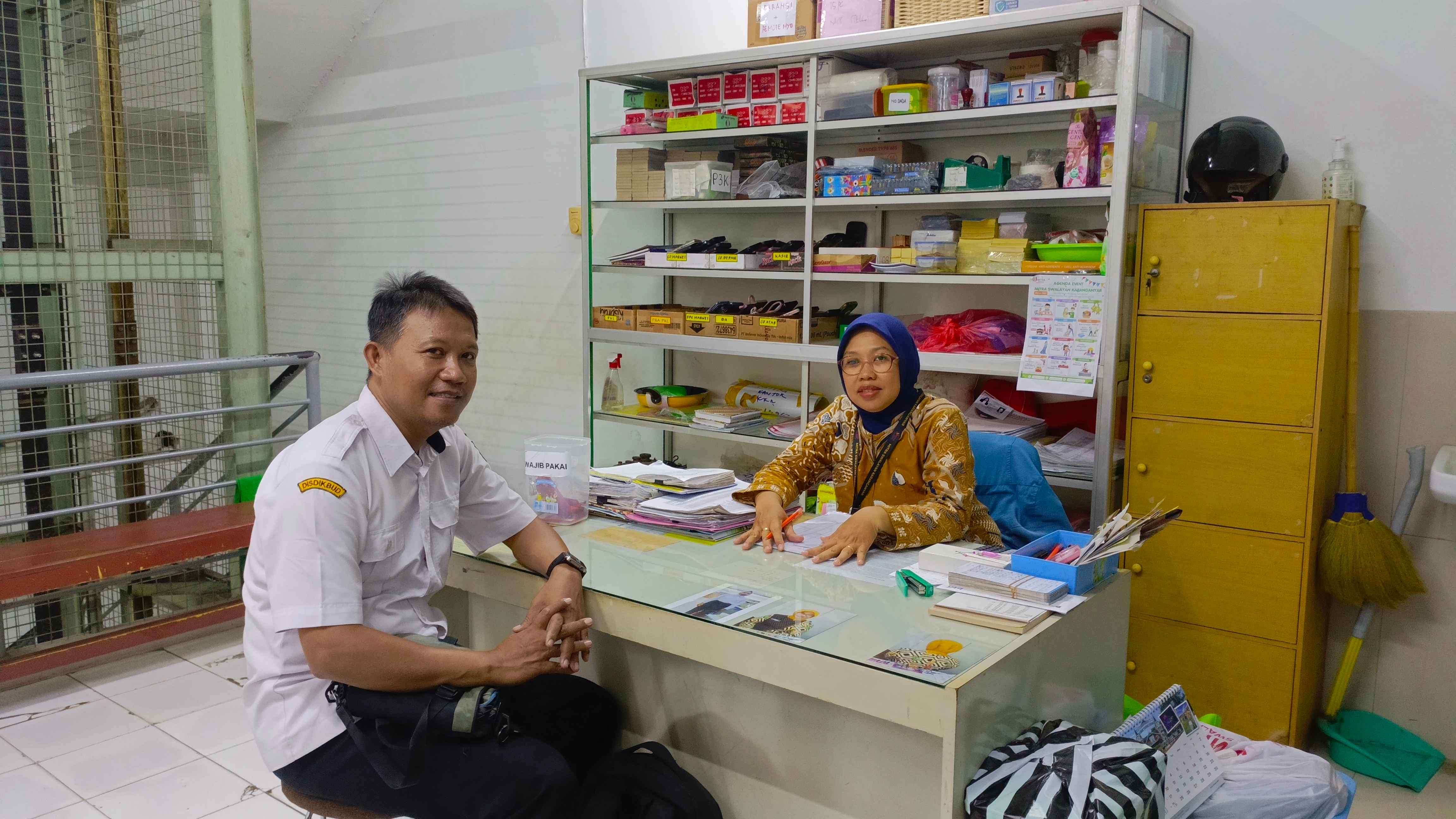 Memastikan Kompetensi Teruji: Monitoring PKL Tahap 2 SMKN Jenawi di Toserba Mitra Karanganyar