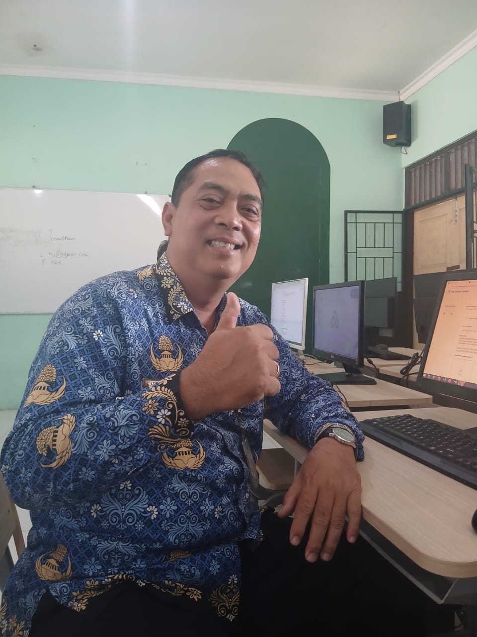 Guru Manajemen SMKN Jenawi Tingkatkan Kompetensi melalui Kegiatan Literasi Digital