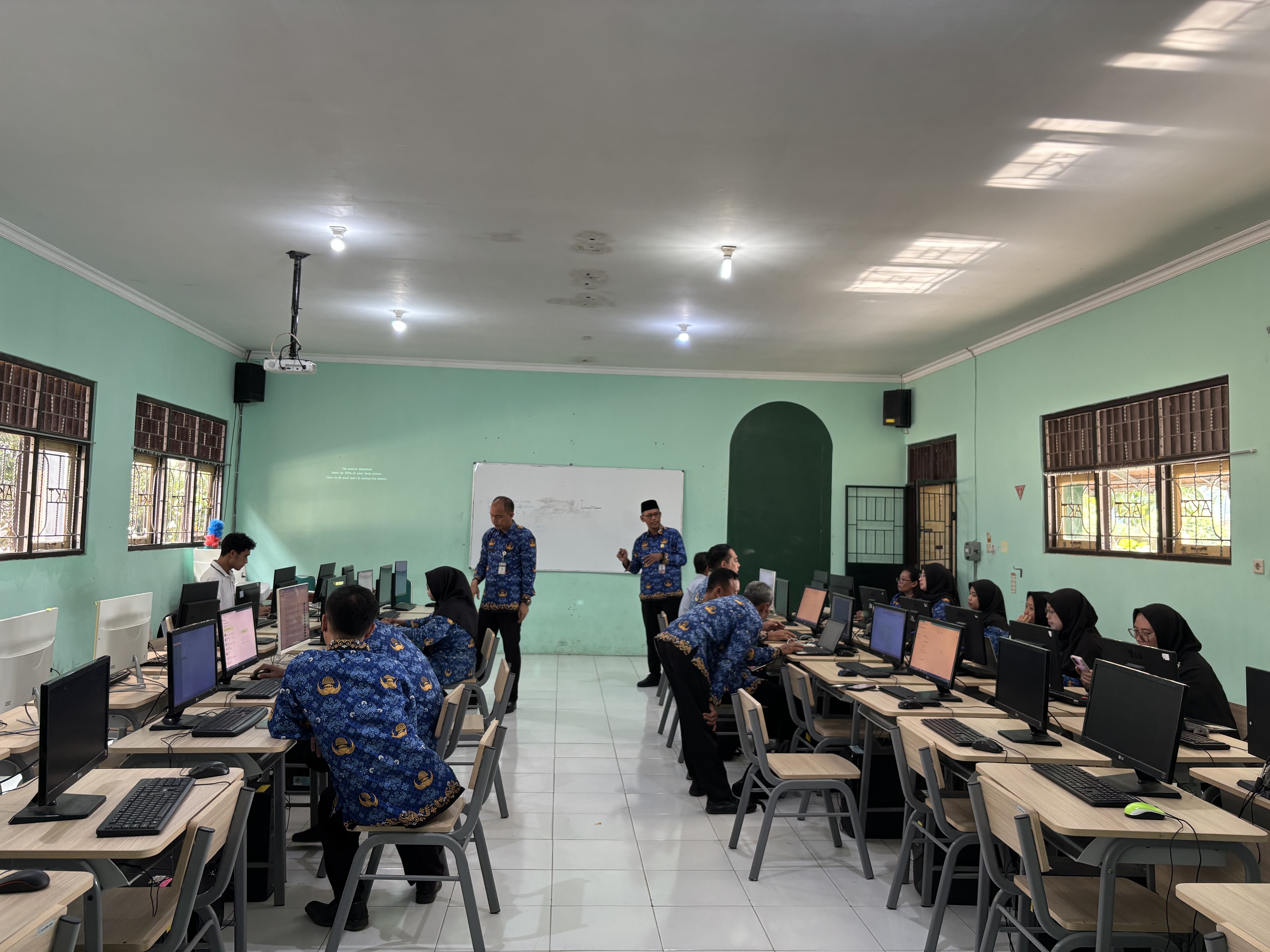 SMKN Jenawi Tingkatkan Kompetensi Digital Guru dan Karyawan melalui Pelatihan Penulisan Berita Website