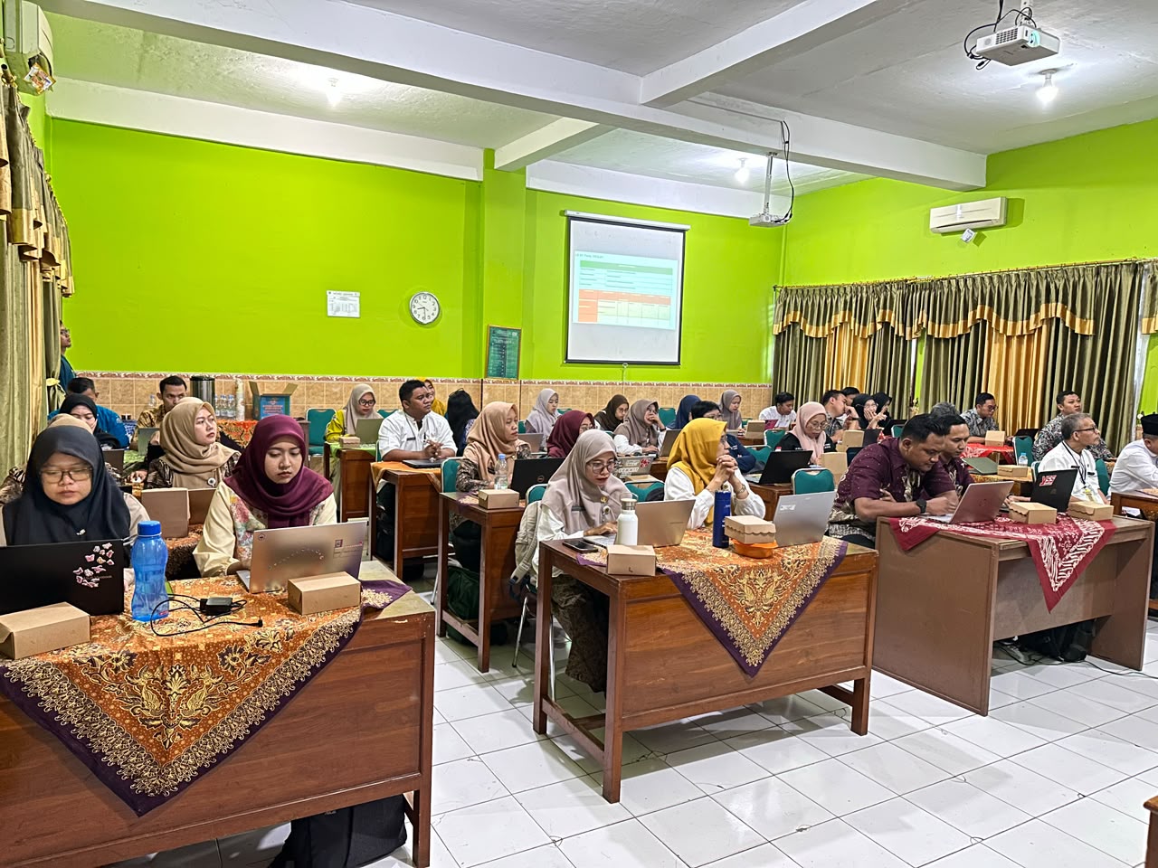 Perkuat Implementasi Pembelajaran Mendalam, Guru SMK Negeri Jenawi Ikuti Pendampingan BBPPMPV di SMK Negeri 1 Karanganyar