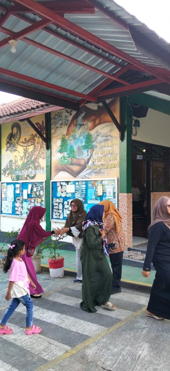 Senyum, Sapa, Salam, Sopan dan Santun Warga SMK Negeri Jenawi dalam Menyambut Dekapan Hangat Orang Tua Murid dalam Pengukuhan Sang Taruna Muda